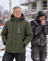 Męska parka podgrzewana PyreFit Calvero w zimowej codzienności: na budowie