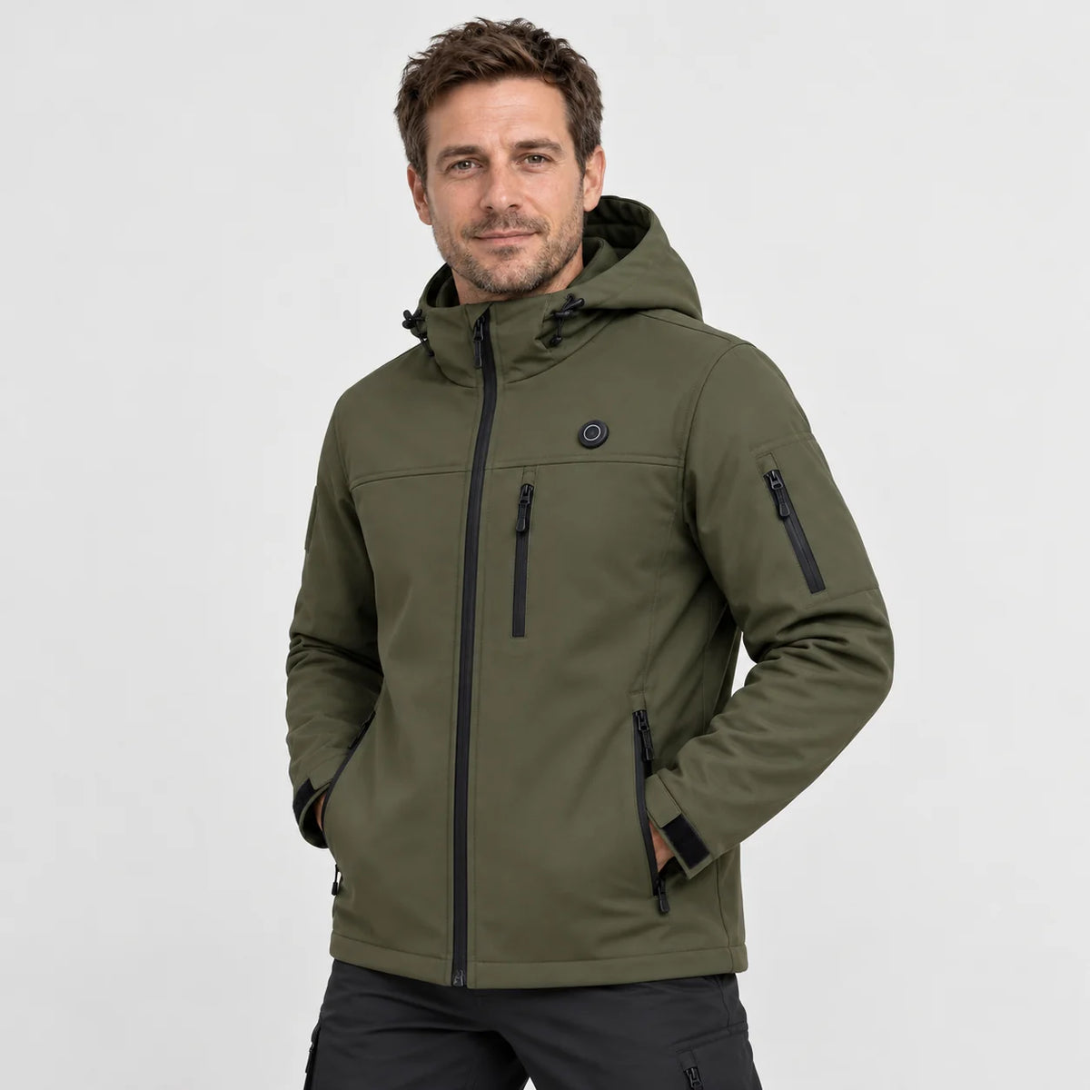 Kurtka podgrzewana softshell PyreFit Novera, widok z przodu na modelu