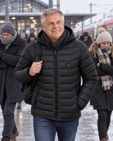 Męska kurtka pikowana podgrzewana PyreFit Rangor w zimowej codzienności: w drodze do pracy