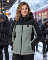 Parka podgrzewana unisex PyreFit Schiefer w zimowej codzienności: na peronie