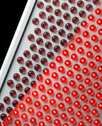 Panel LED z czerwonym światłem – zbliżenie na układ diod LED
