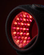 Opaska LED ze światłem czerwonym na nadgarstek – zbliżenie czerwonych diod LED